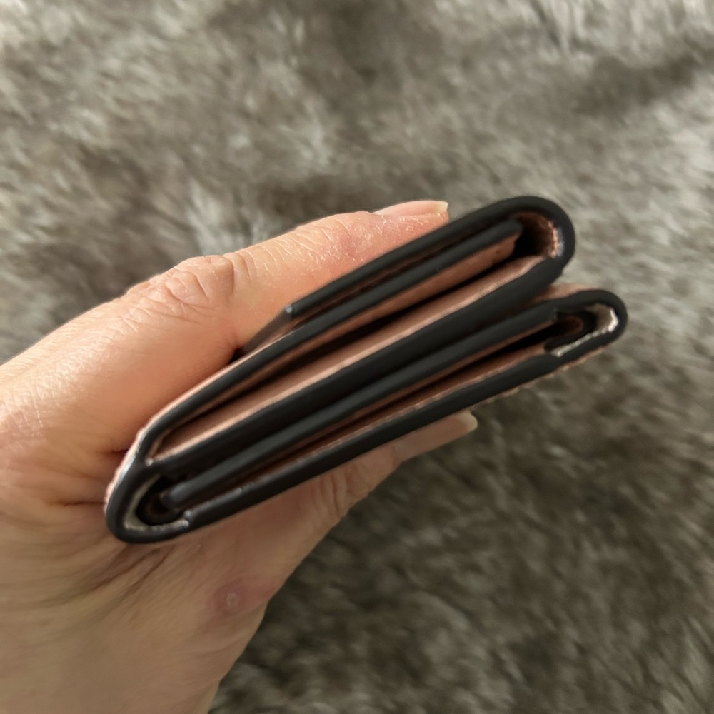 LV Lockme Gold and Cream Wallet microchip - Picture 7 of 10